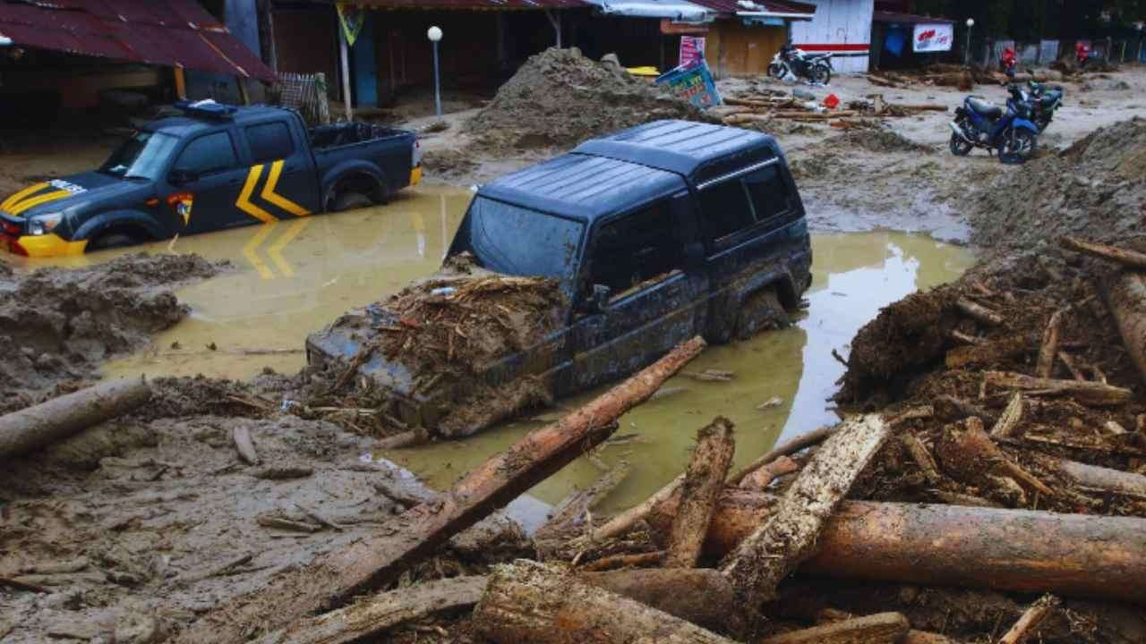 Indonesia Flash Floods: 11 Dead and 13 Missing | The Daily Dazzling Dawn