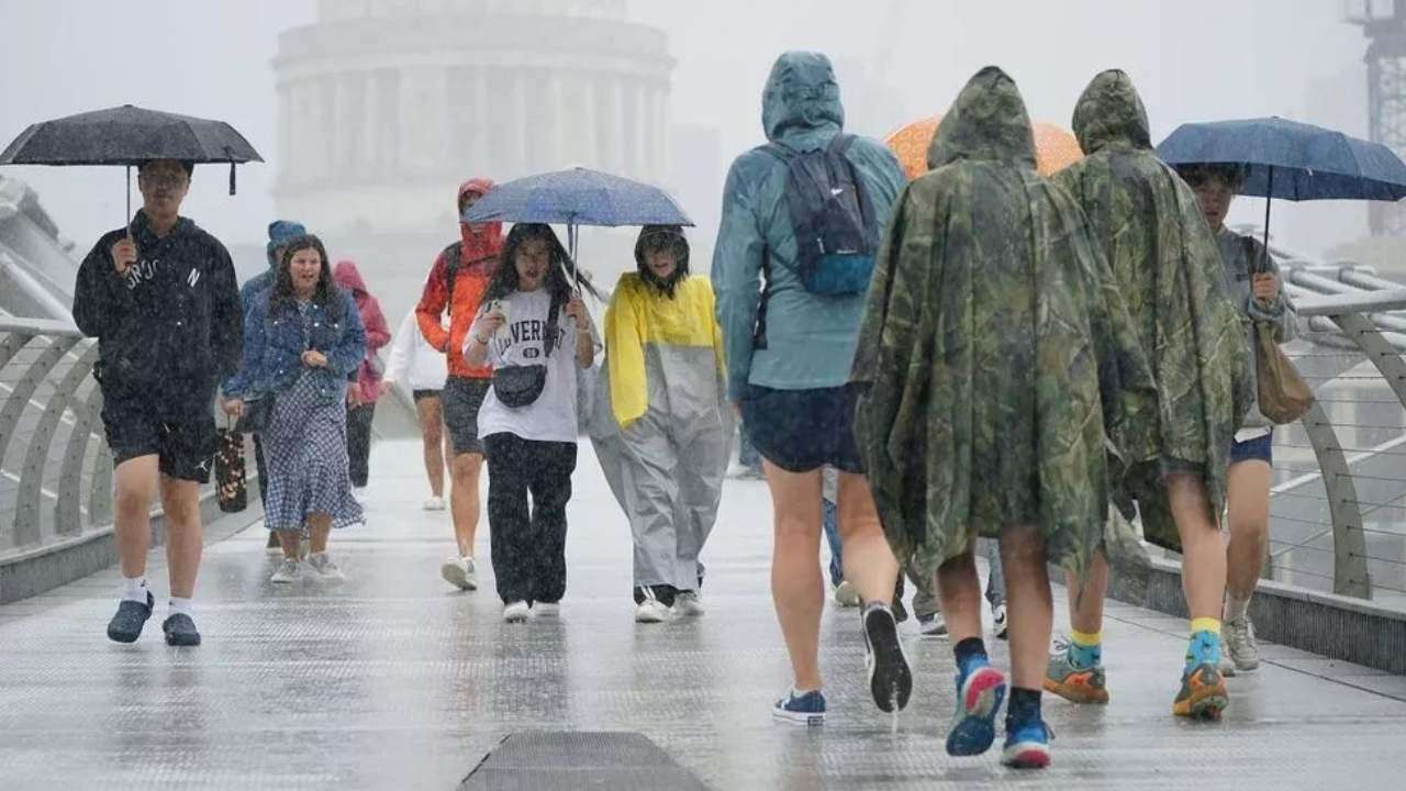 850-Mile Rain Bomb to Drench UK – Heatwave Over! | The Daily Dazzling Dawn