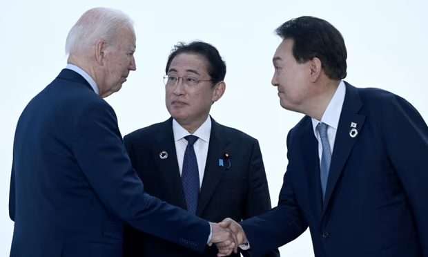 https://dazzlingdawn.com/wp-content/uploads/2023/08/US-president-Joe-Biden-Japans-prime-minister-Fumio-Kishida-and-South-Koreas-president-Yoon-Suk-Yeol-greet-each-other.jpg